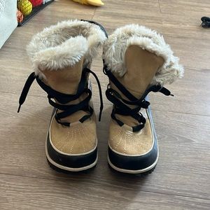 Sorel caribou winter boots, good as new. Only worn twice